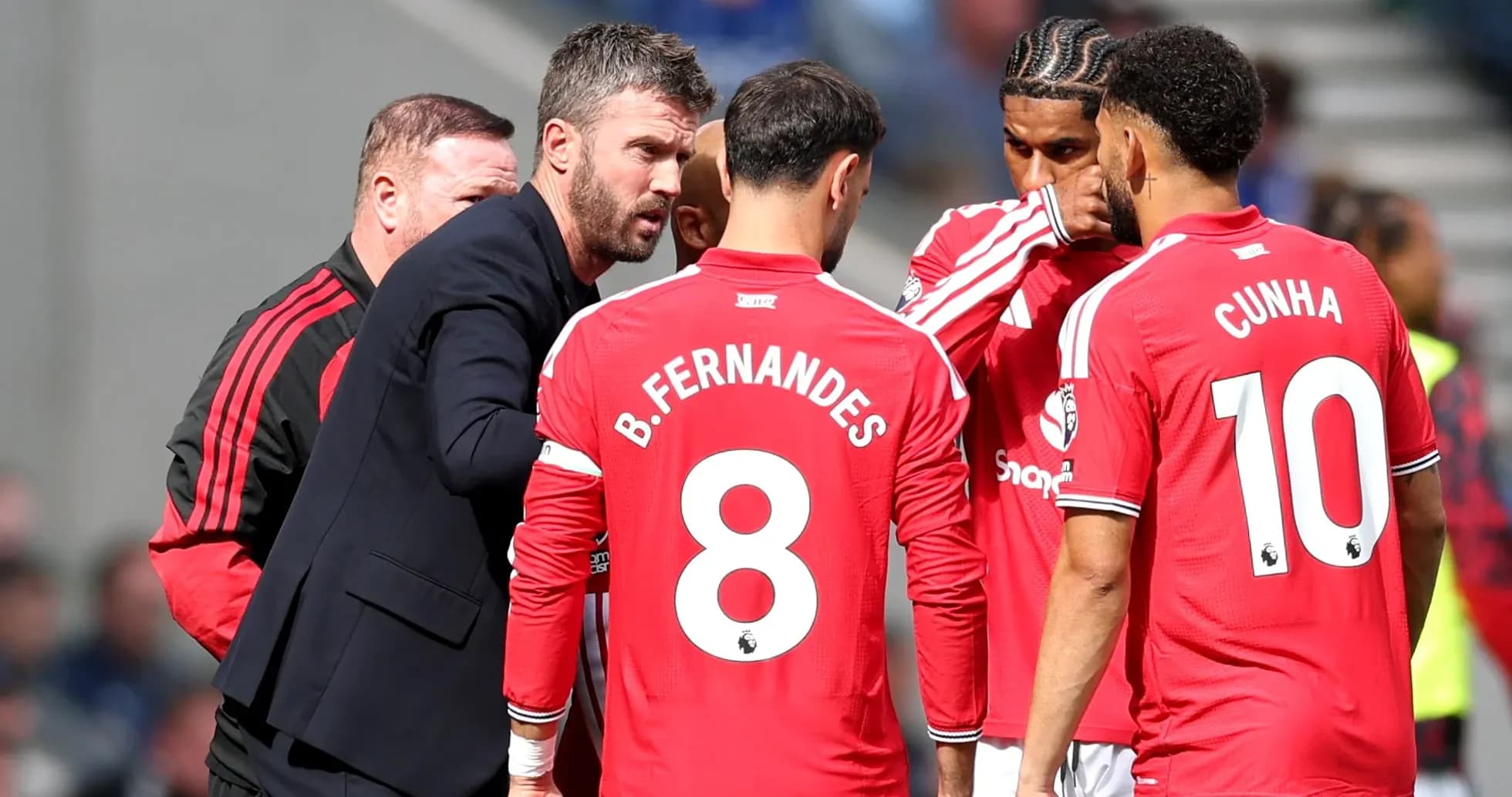 Entraîneur discutant avec joueurs lors de match Entraîneur discutant avec joueurs lors de match