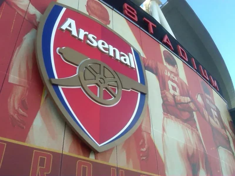 Logo d'Arsenal sur le mur du stade Logo d'Arsenal sur le mur du stade