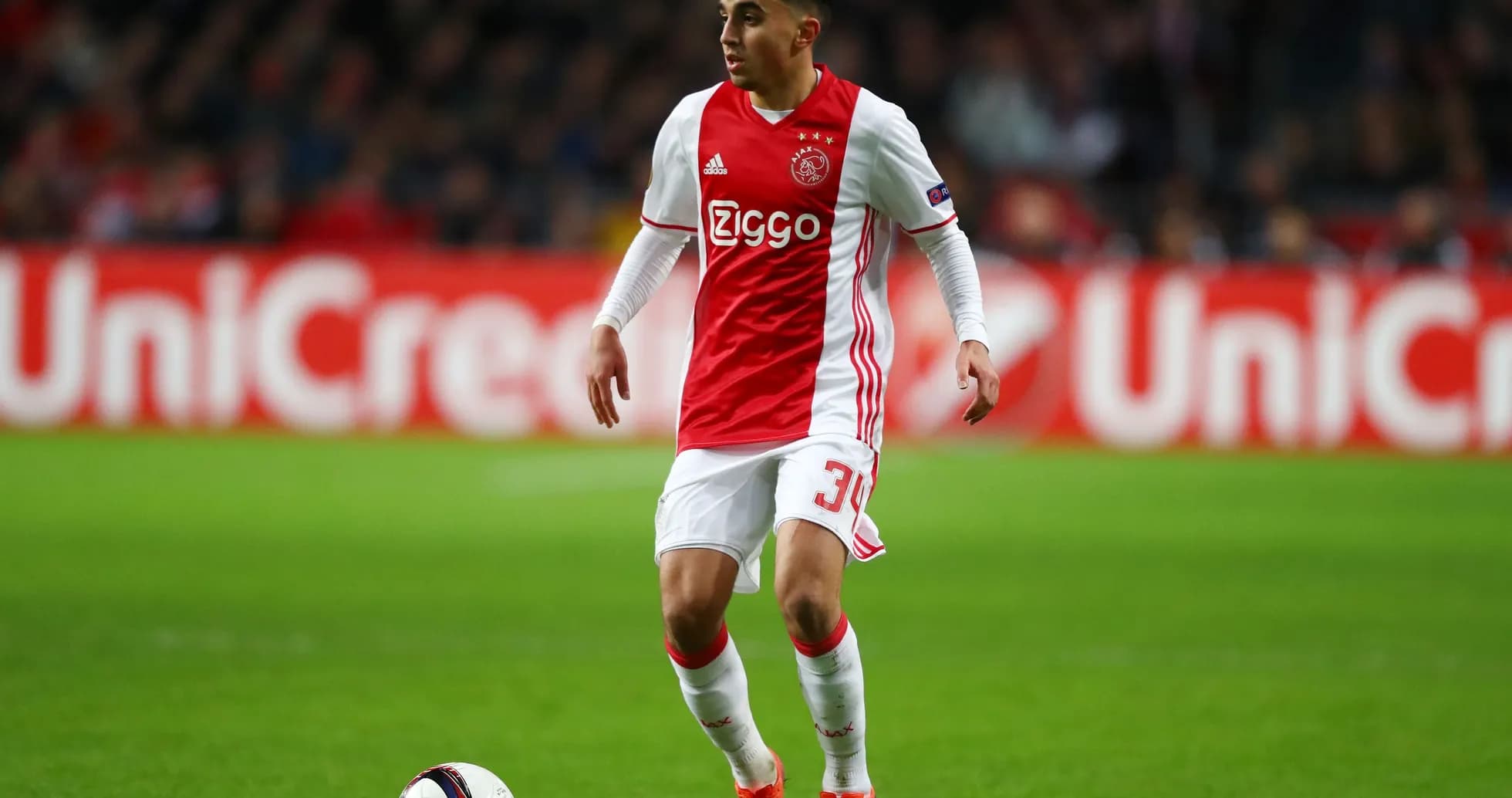 Joueur d'Ajax dribblant sur le terrain de football Joueur d'Ajax dribblant sur le terrain de football