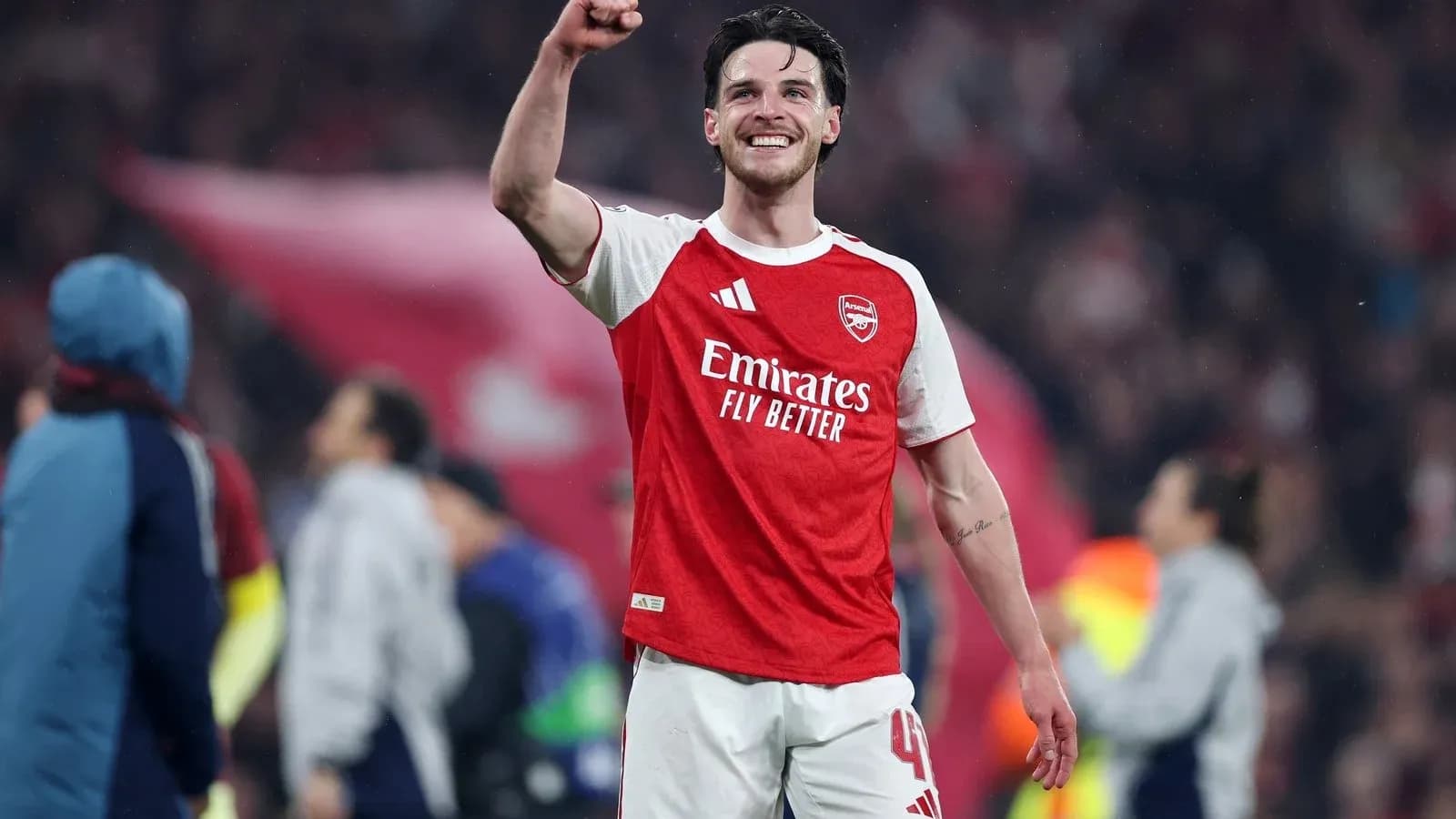 Joueur d'Arsenal célébrant après un match Joueur d'Arsenal célébrant après un match
