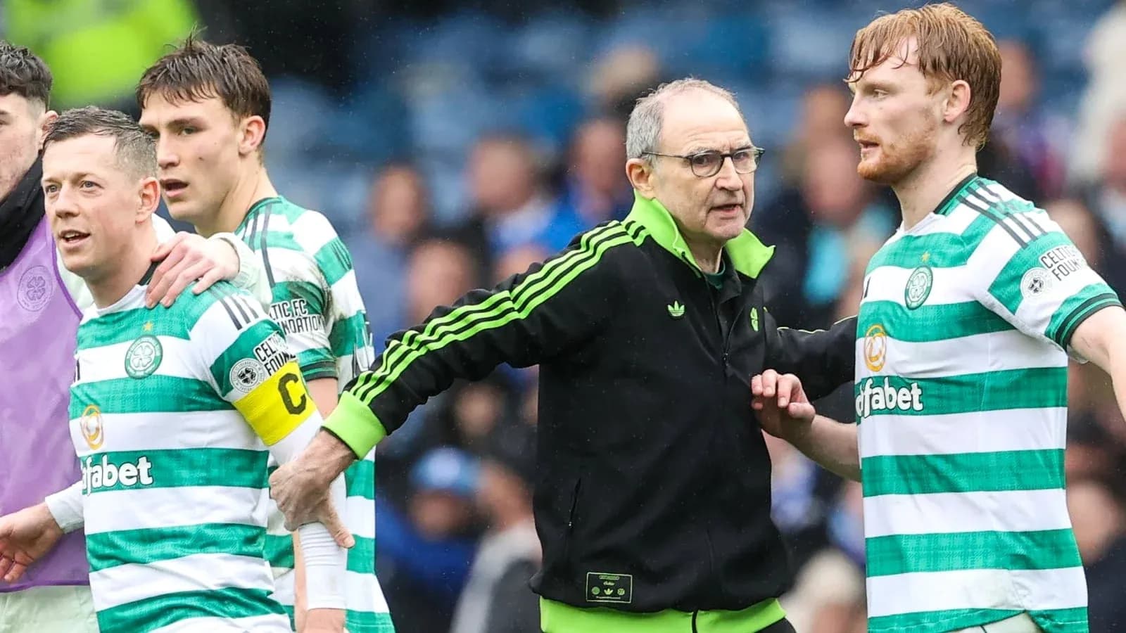 Entraîneur discutant avec joueurs de Celtic FC sur le terrain Entraîneur discutant avec joueurs de Celtic FC sur le terrain