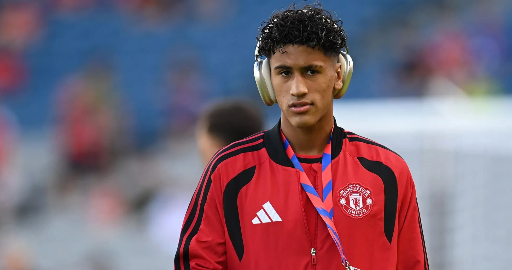 Joueur de Manchester United portant un survêtement rouge Joueur de Manchester United portant un survêtement rouge