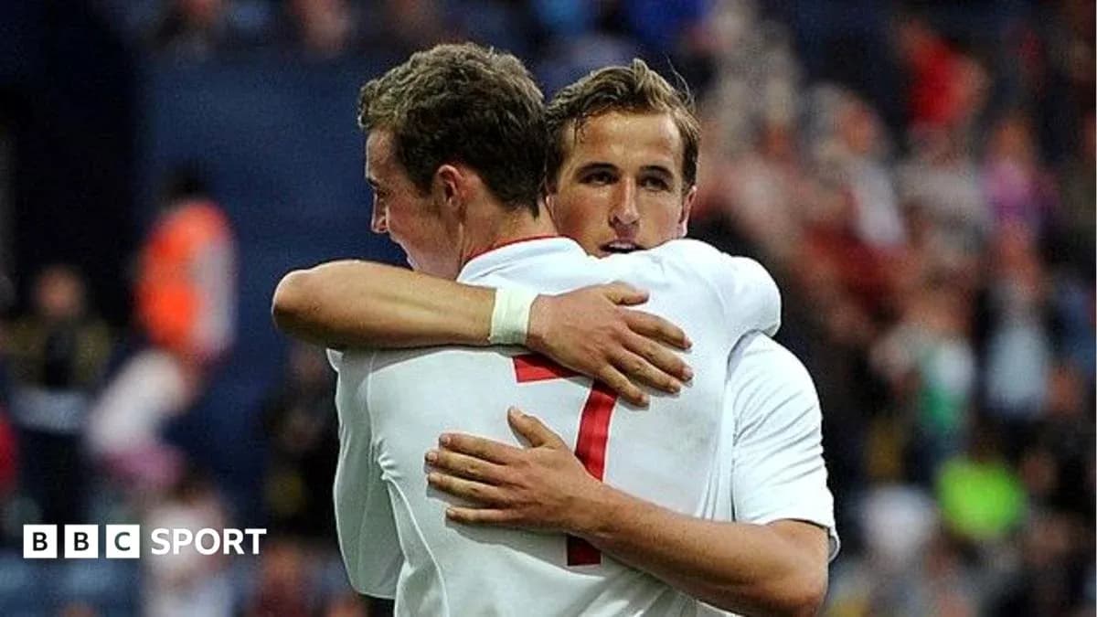 Joueurs anglais s'étreignant après un but marqué Joueurs anglais s'étreignant après un but marqué