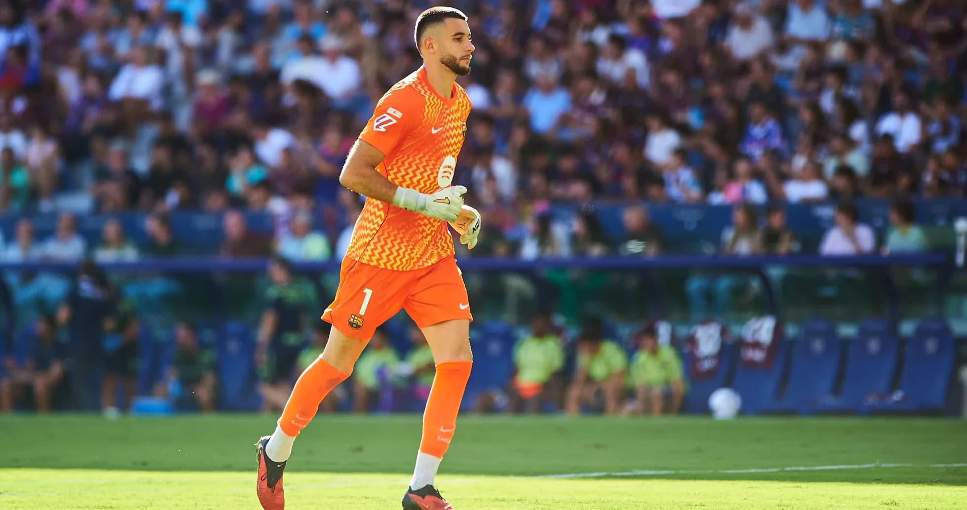 Gardien de but courant sur le terrain lors du match Gardien de but courant sur le terrain lors du match