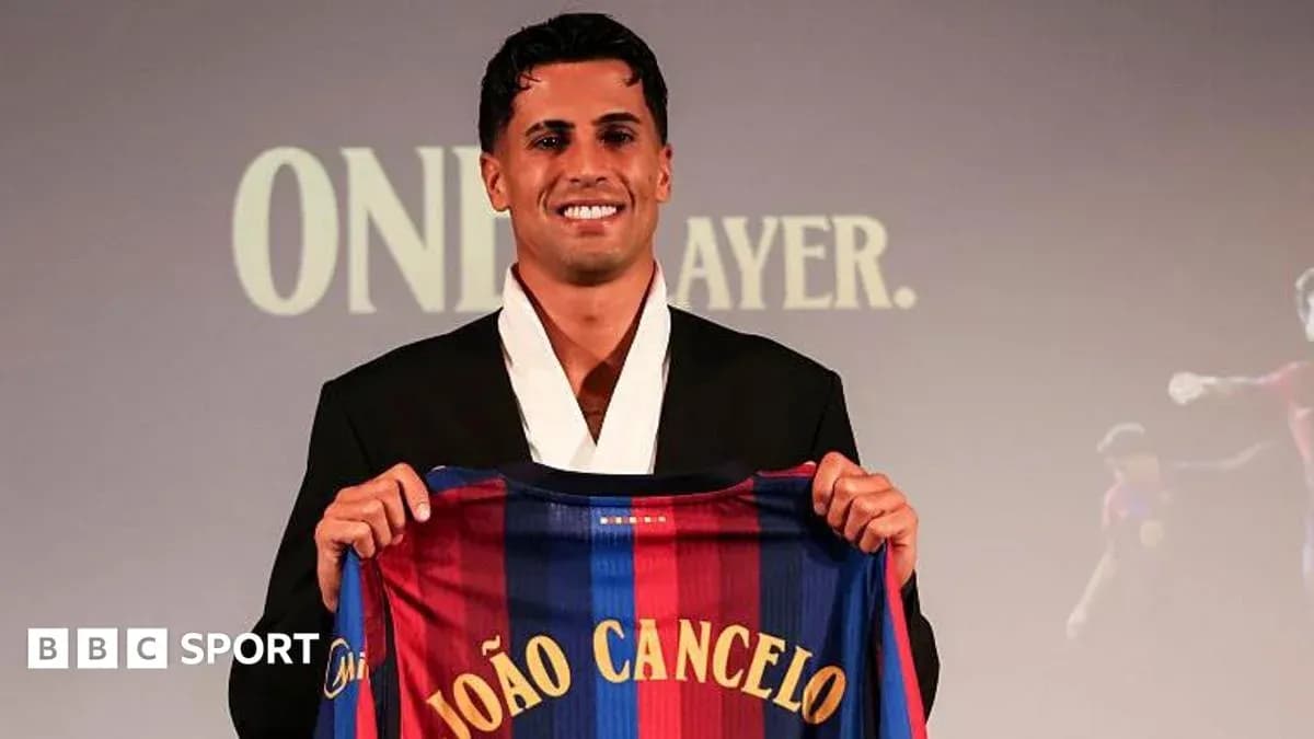 João Cancelo présentant son maillot du FC Barcelone João Cancelo présentant son maillot du FC Barcelone