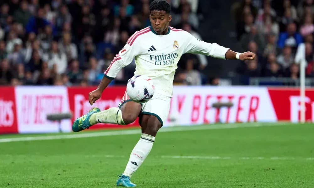 Joueur du Real Madrid en train de frapper le ballon Joueur du Real Madrid en train de frapper le ballon