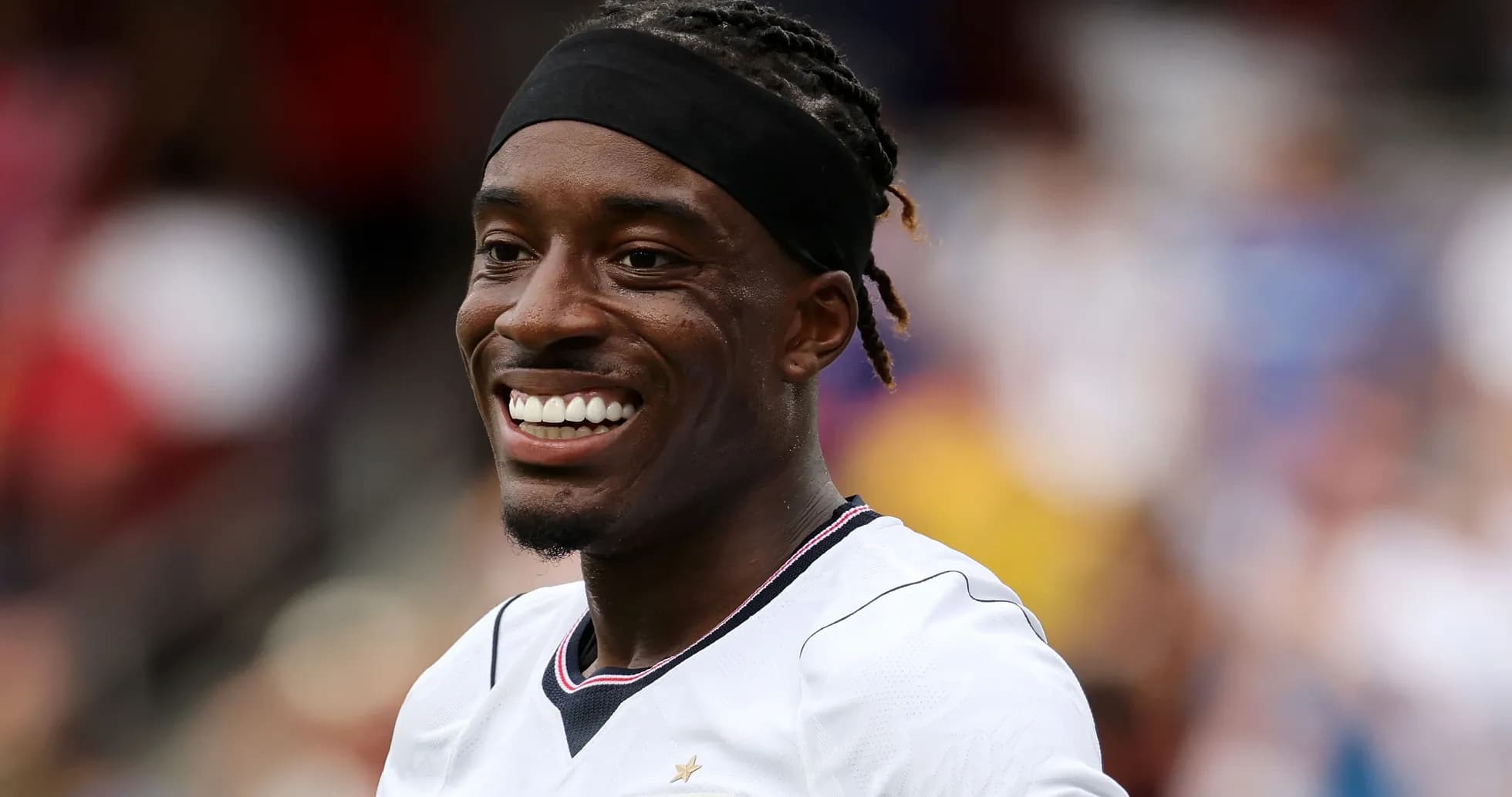 Joueur souriant en tenue de l'équipe nationale Joueur souriant en tenue de l'équipe nationale