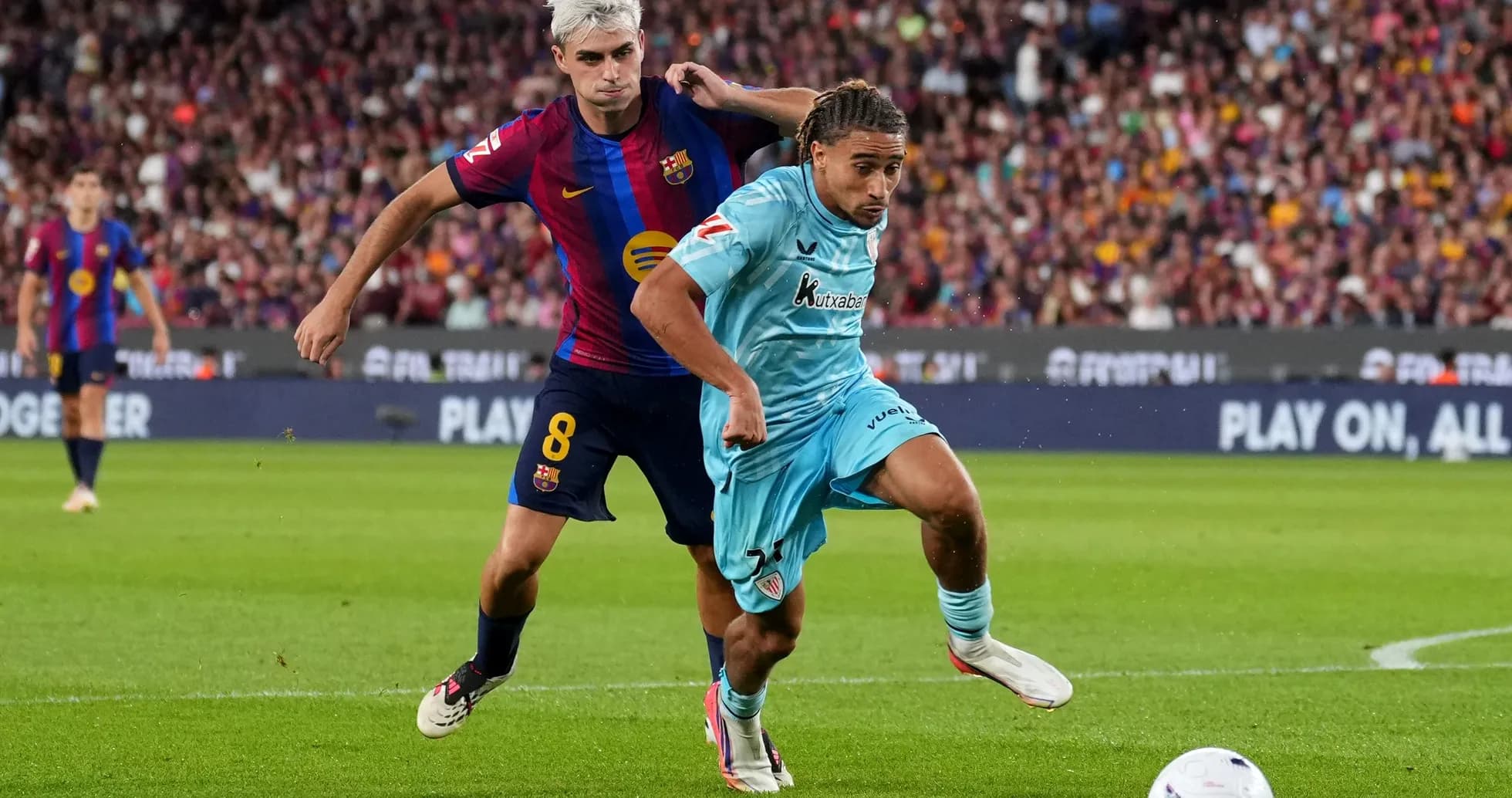 Joueur du FC Barcelone poursuivant un adversaire avec le ballon Joueur du FC Barcelone poursuivant un adversaire avec le ballon
