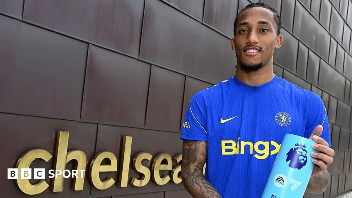 Joueur de Chelsea tenant un trophée de la Premier League Joueur de Chelsea tenant un trophée de la Premier League