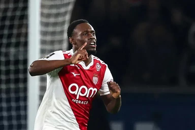 Joueur de Monaco célébrant un but sur le terrain Joueur de Monaco célébrant un but sur le terrain