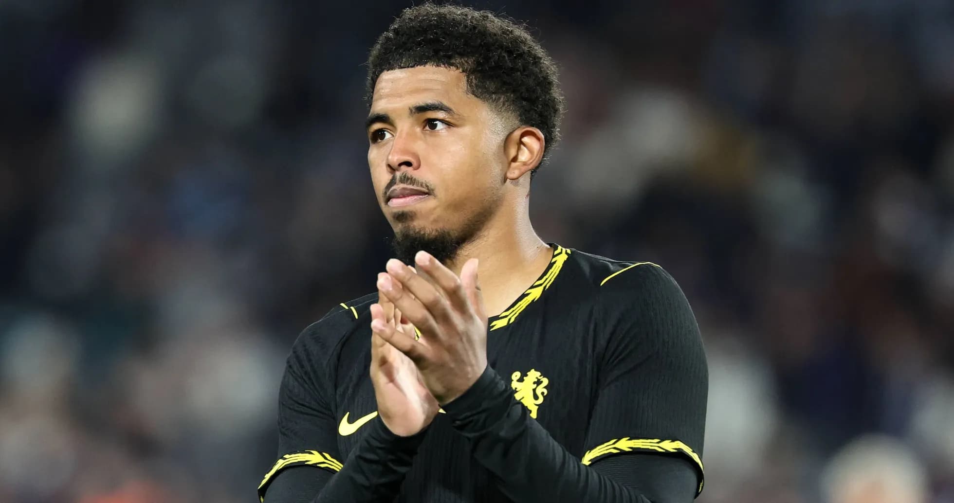 Joueur applaudissant après le match avec Chelsea Joueur applaudissant après le match avec Chelsea