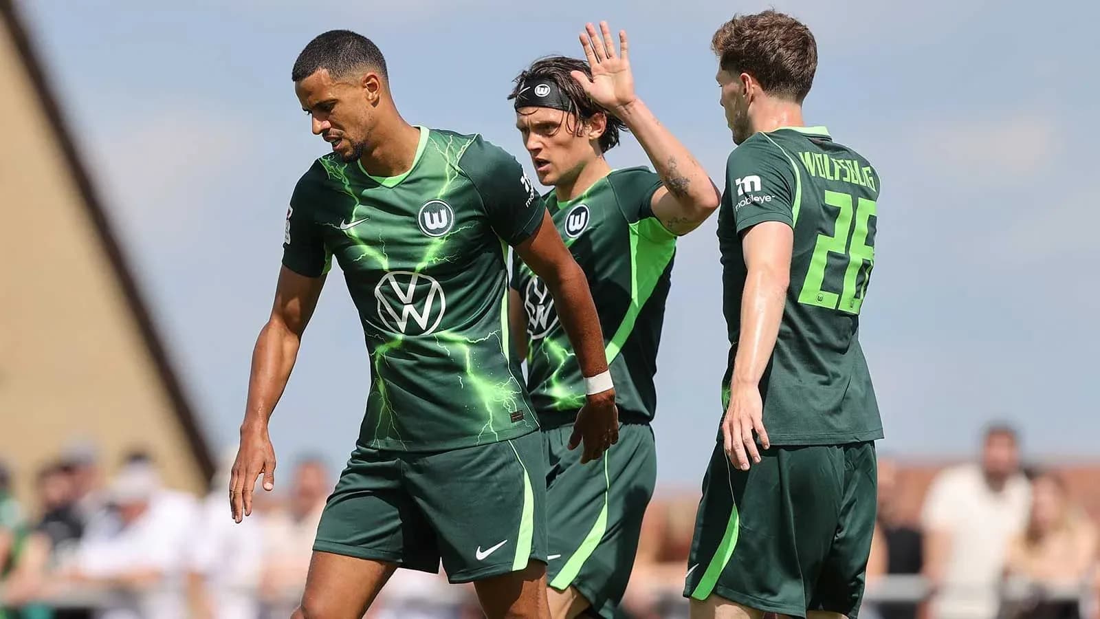 Joueurs de Wolfsburg discutant sur le terrain Joueurs de Wolfsburg discutant sur le terrain