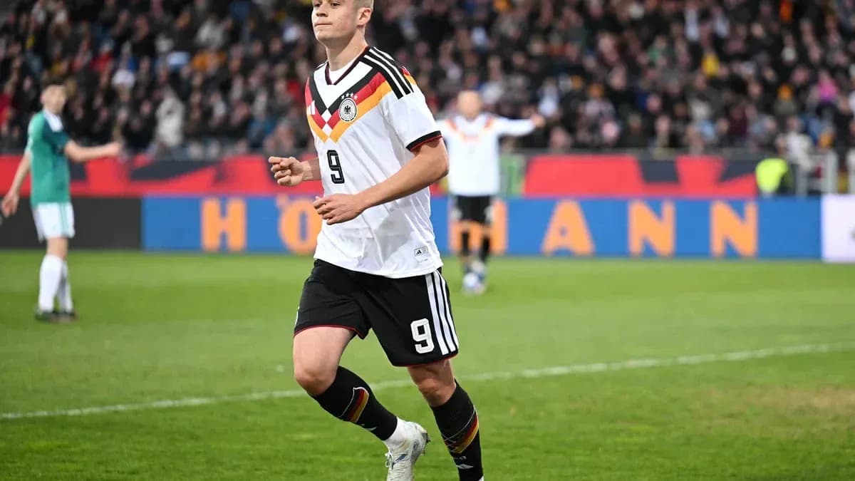Joueur allemand portant le numéro 9 sur le terrain Joueur allemand portant le numéro 9 sur le terrain