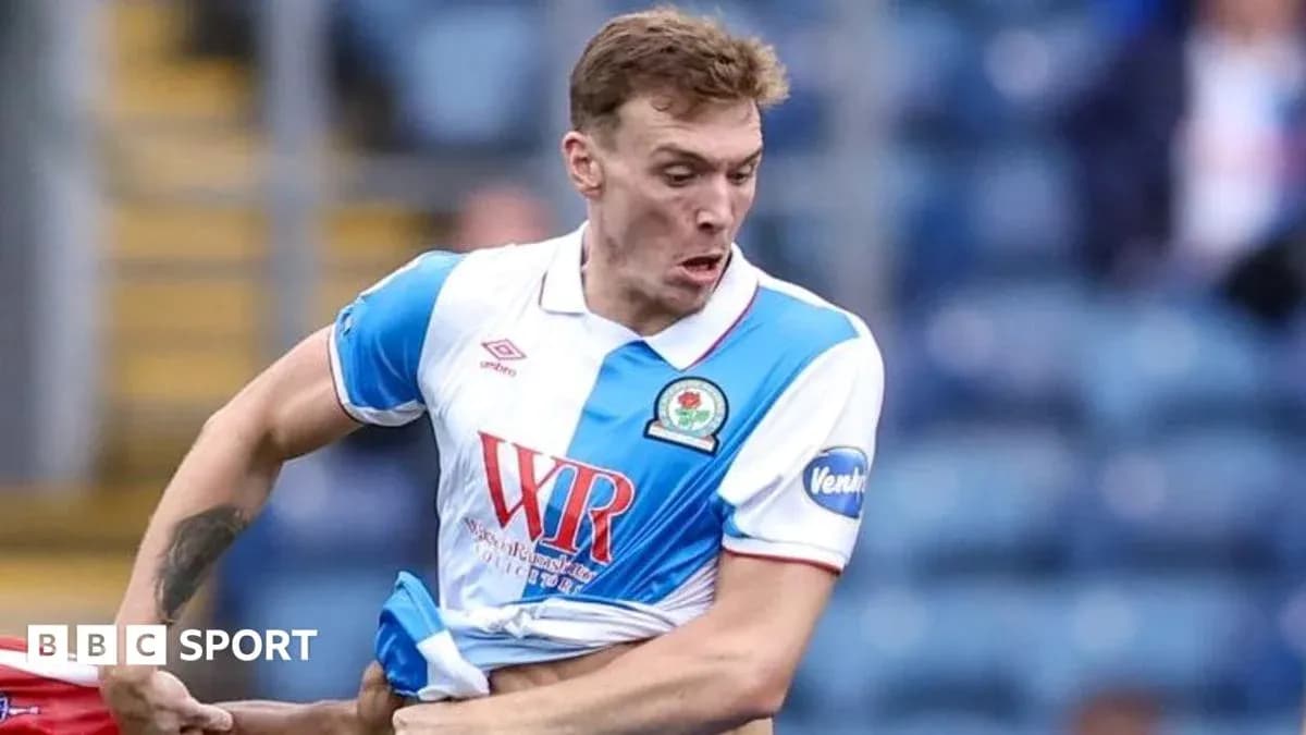 Joueur de Blackburn Rovers en action sur le terrain Joueur de Blackburn Rovers en action sur le terrain