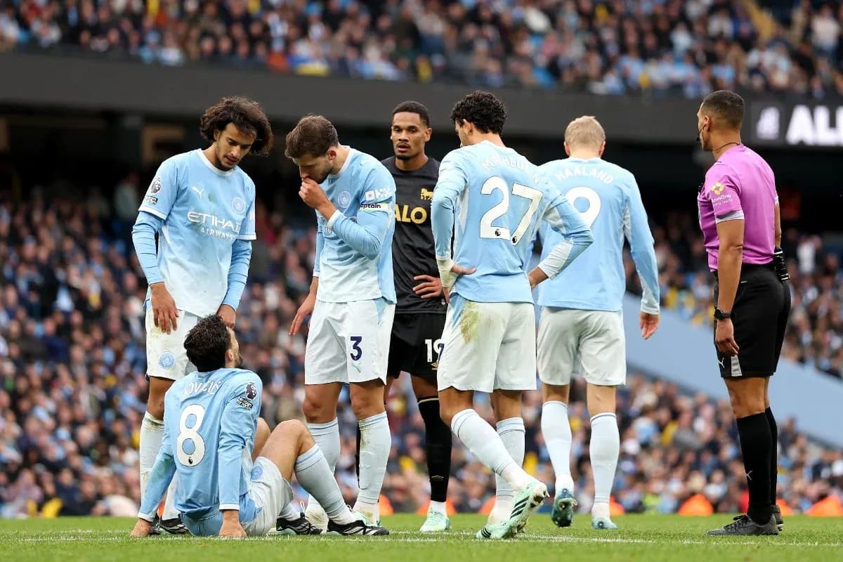 Joueurs de Manchester City entourant un coéquipier blessé Joueurs de Manchester City entourant un coéquipier blessé