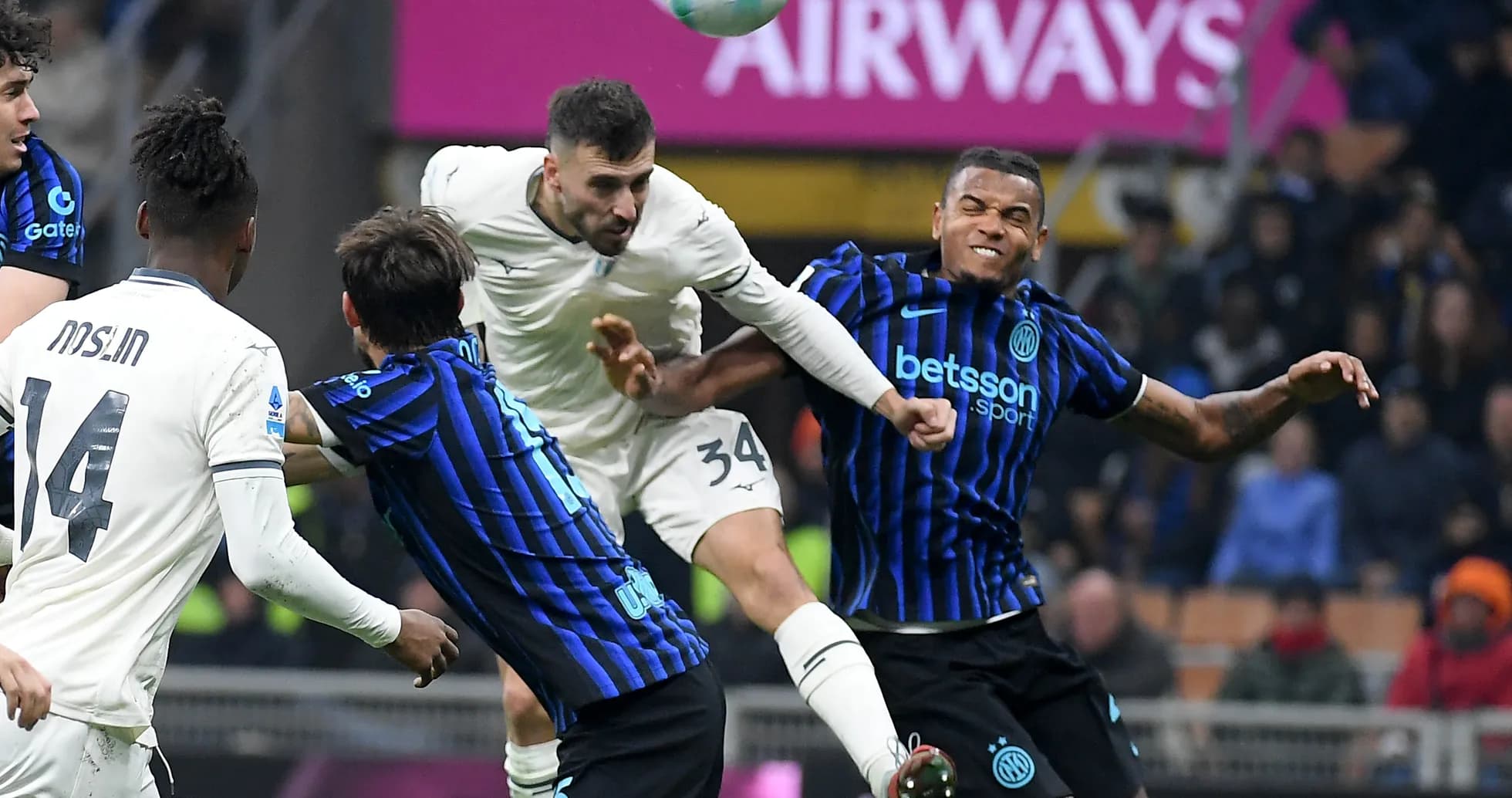 Joueurs de Lazio et Inter en action Joueurs de Lazio et Inter en action