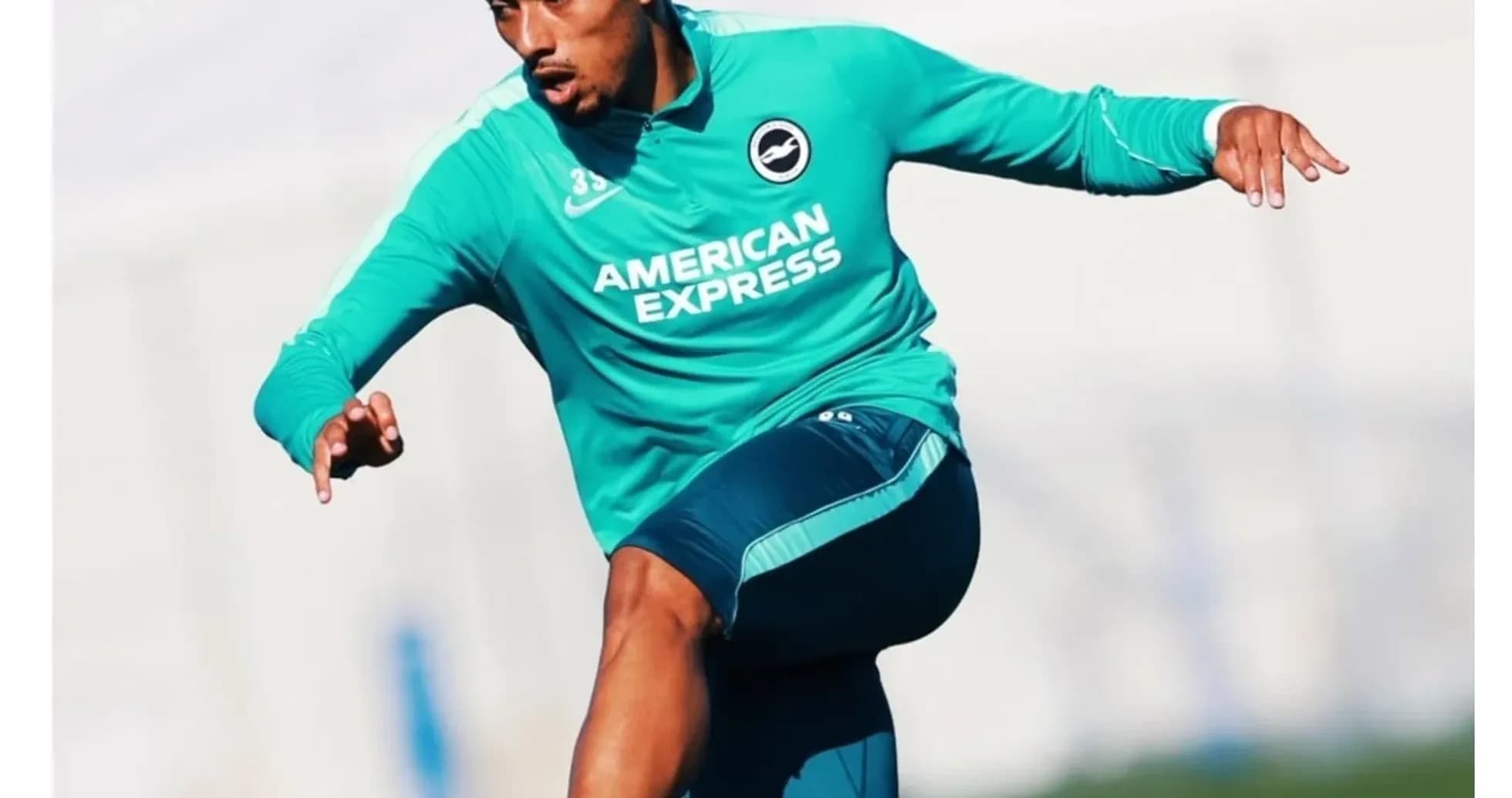 Joueur s'entraînant sur le terrain de football Joueur s'entraînant sur le terrain de football