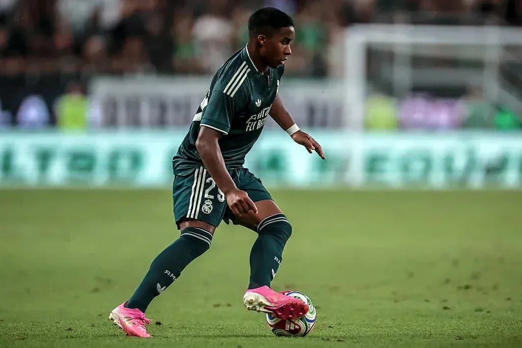 Joueur dribblant avec le ballon sur le terrain Joueur dribblant avec le ballon sur le terrain