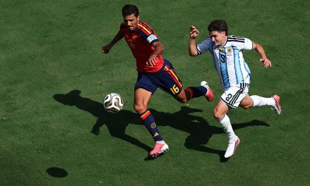 Joueurs espagnol et argentin en course pour le ballon Joueurs espagnol et argentin en course pour le ballon