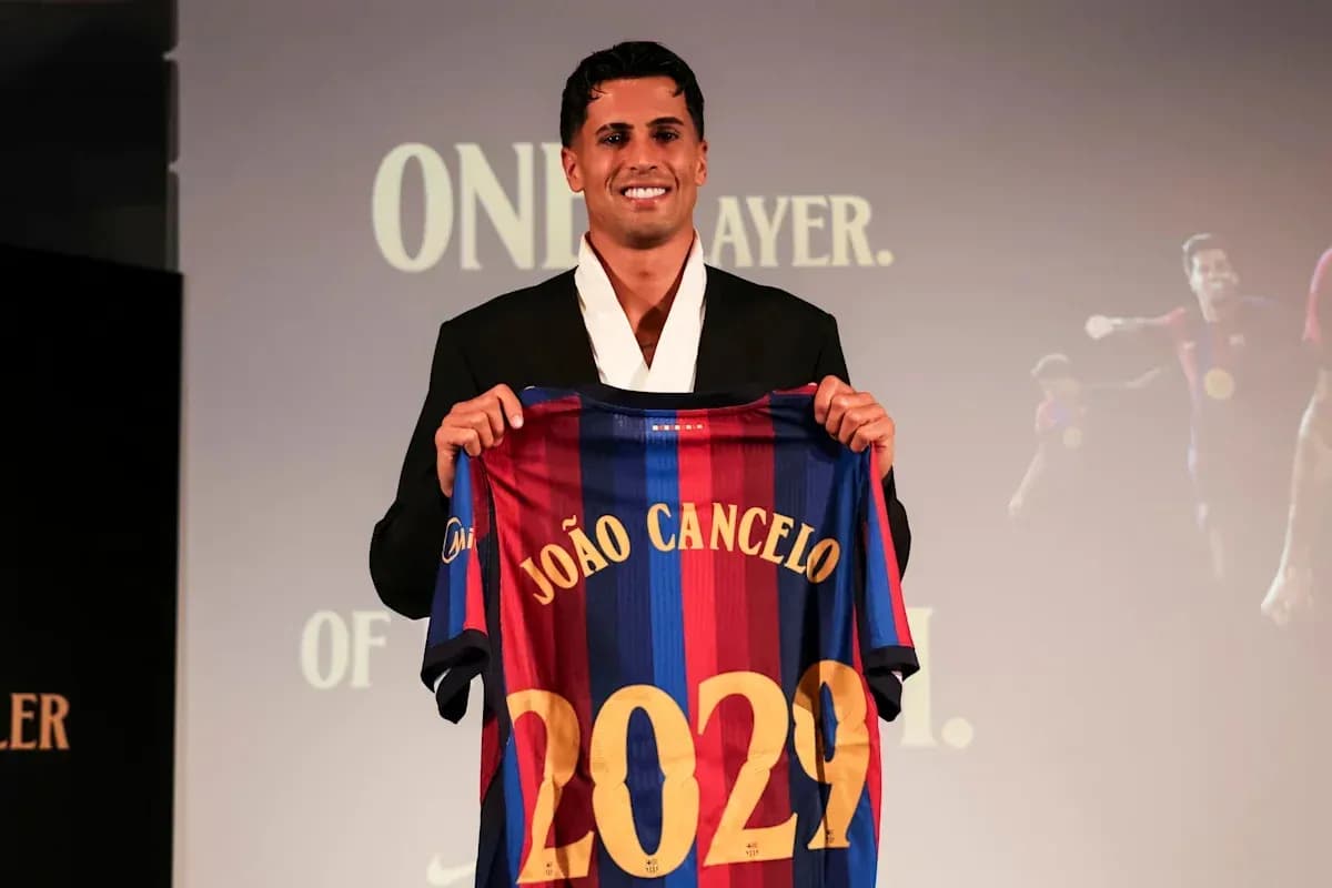 João Cancelo présente son maillot du FC Barcelone João Cancelo présente son maillot du FC Barcelone