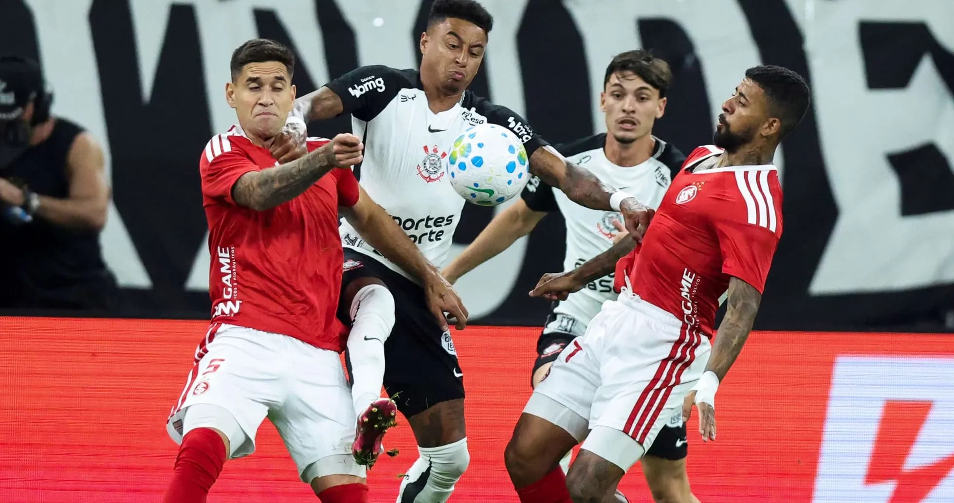 Deux joueurs luttent pour le ballon pendant le match Deux joueurs luttent pour le ballon pendant le match