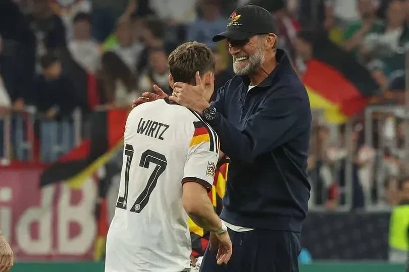 Joueur allemand Wirtz avec entraîneur après le match Joueur allemand Wirtz avec entraîneur après le match