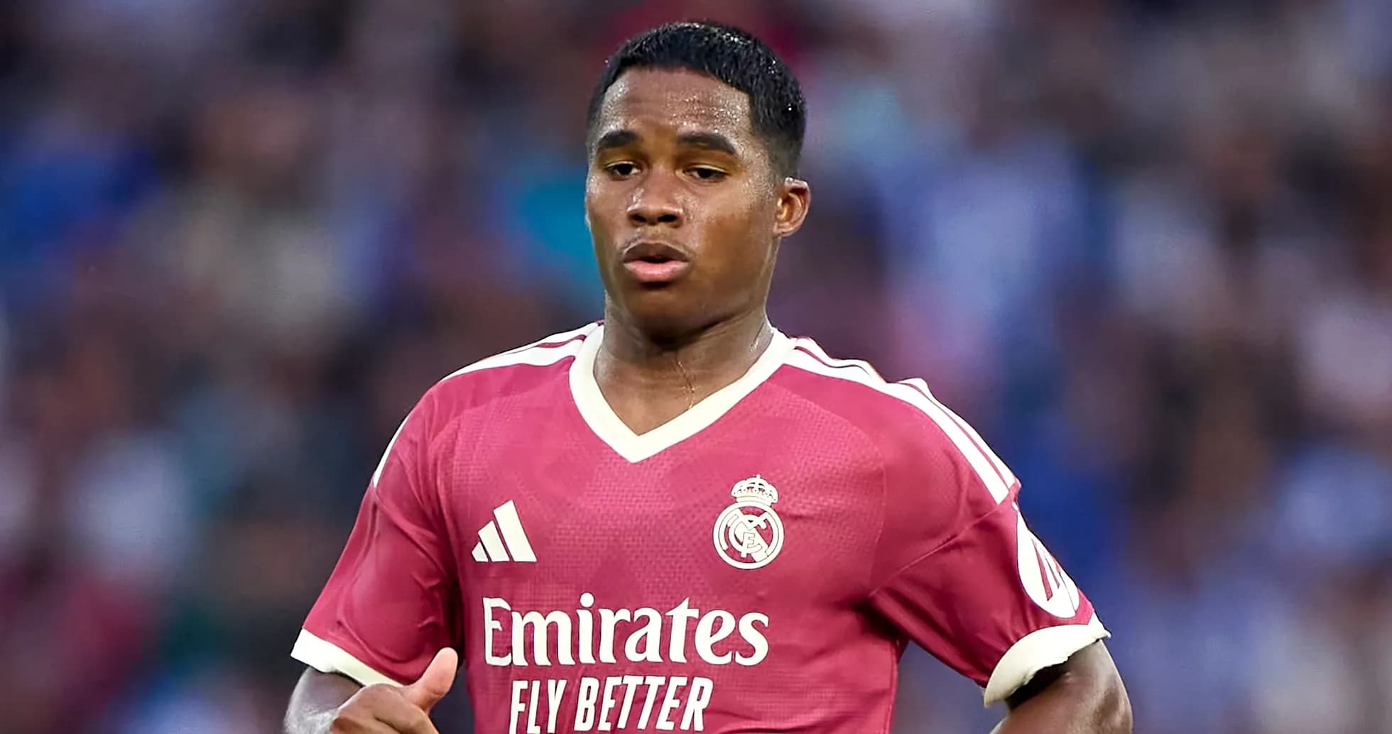 Joueur de football en maillot du Real Madrid en action Joueur de football en maillot du Real Madrid en action