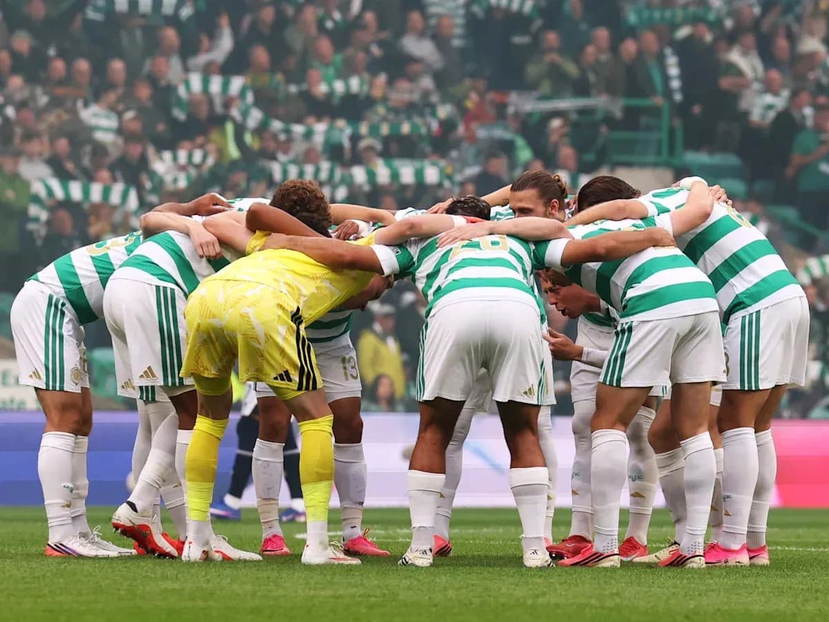 Équipe en cercle avant le début du match Équipe en cercle avant le début du match
