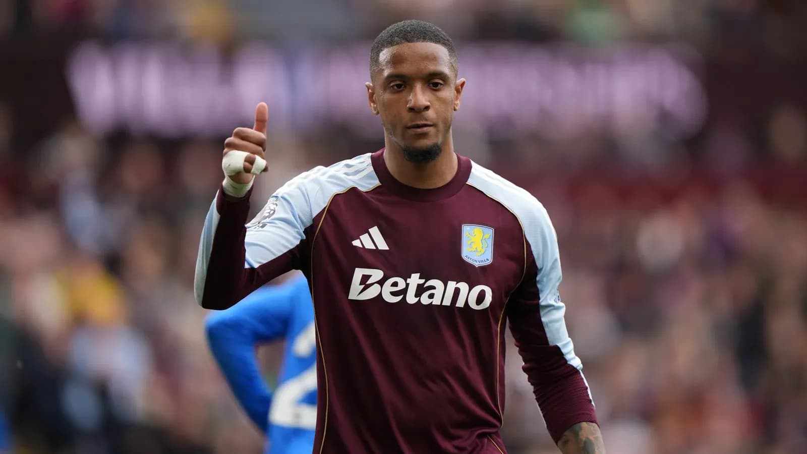 Gardien de but d'Aston Villa faisant un signe d'approbation Gardien de but d'Aston Villa faisant un signe d'approbation