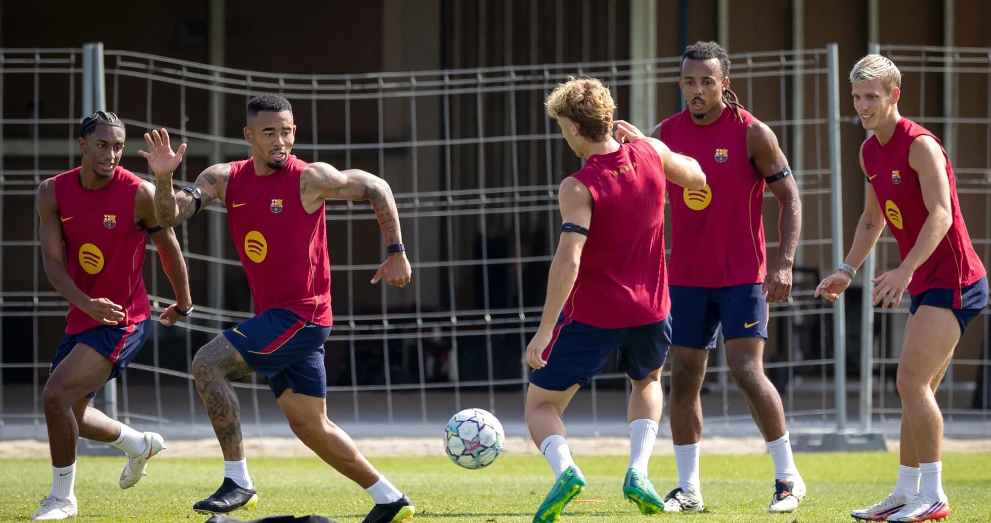 Joueurs du FC Barcelone s'entraînant sur le terrain Joueurs du FC Barcelone s'entraînant sur le terrain