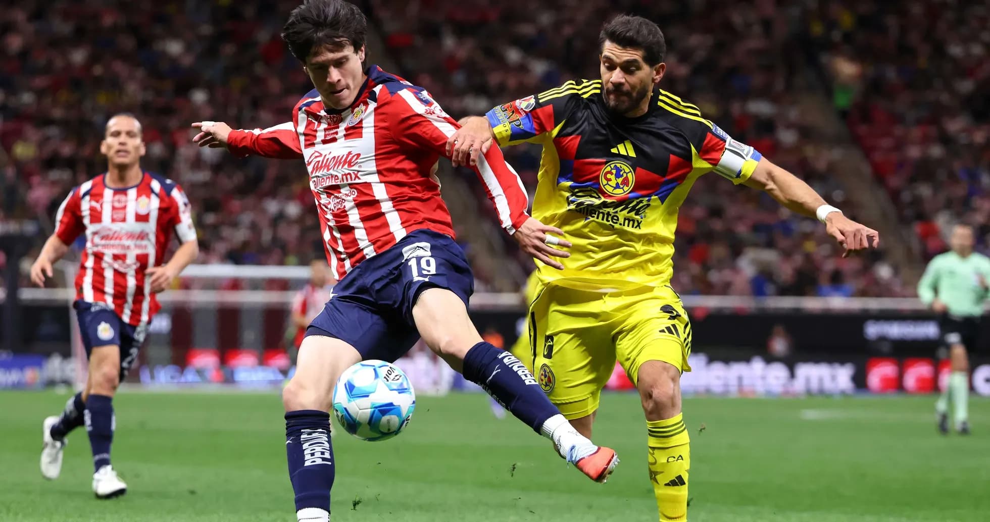 Joueurs de Club America et Chivas en action Joueurs de Club America et Chivas en action