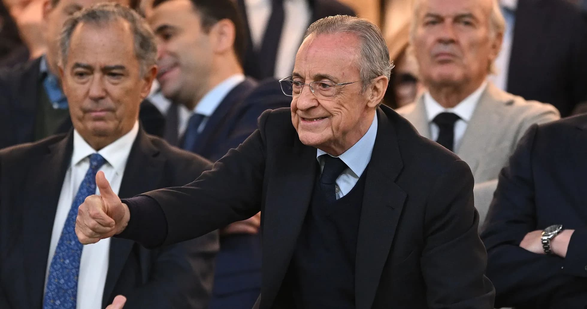 Homme souriant faisant un pouce levé en tribune Homme souriant faisant un pouce levé en tribune