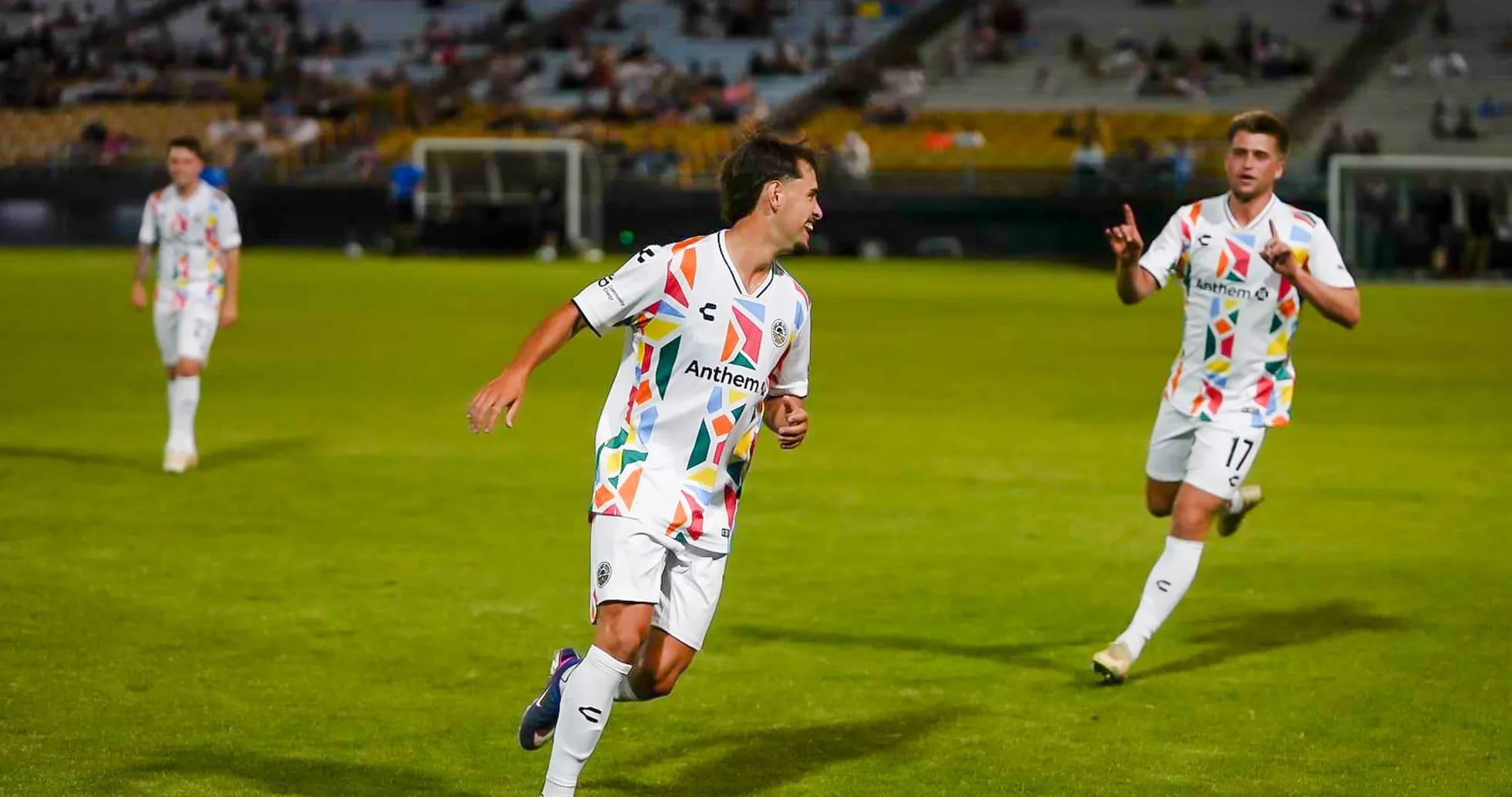 Joueurs célébrant un but pendant le match Joueurs célébrant un but pendant le match