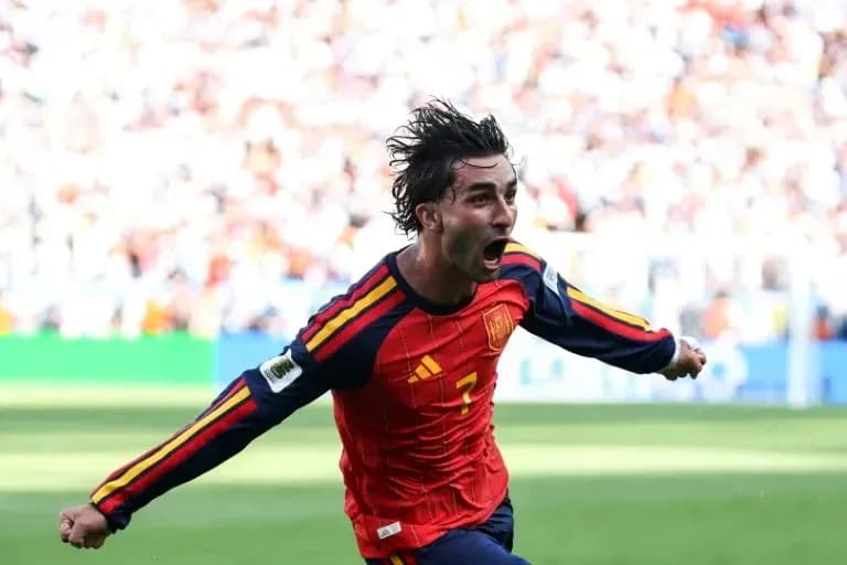 Joueur espagnol célébrant un but pendant un match Joueur espagnol célébrant un but pendant un match