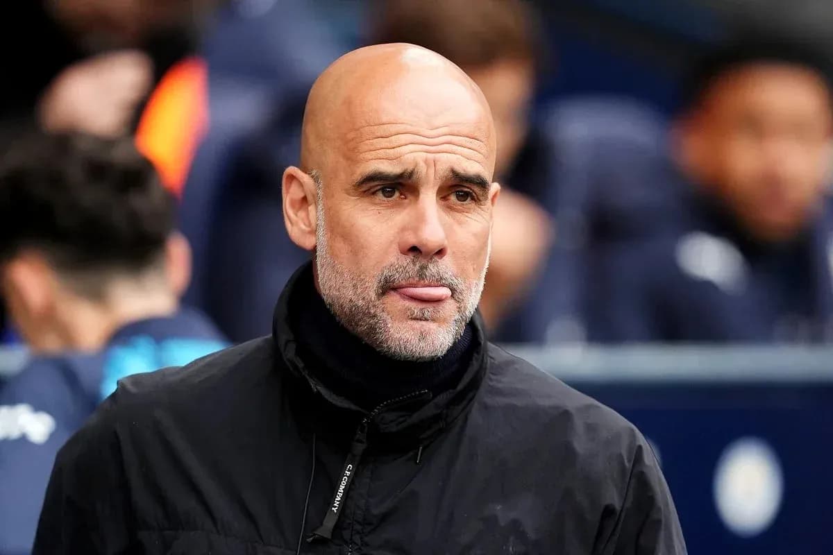 Entraîneur observant le match depuis le banc Entraîneur observant le match depuis le banc