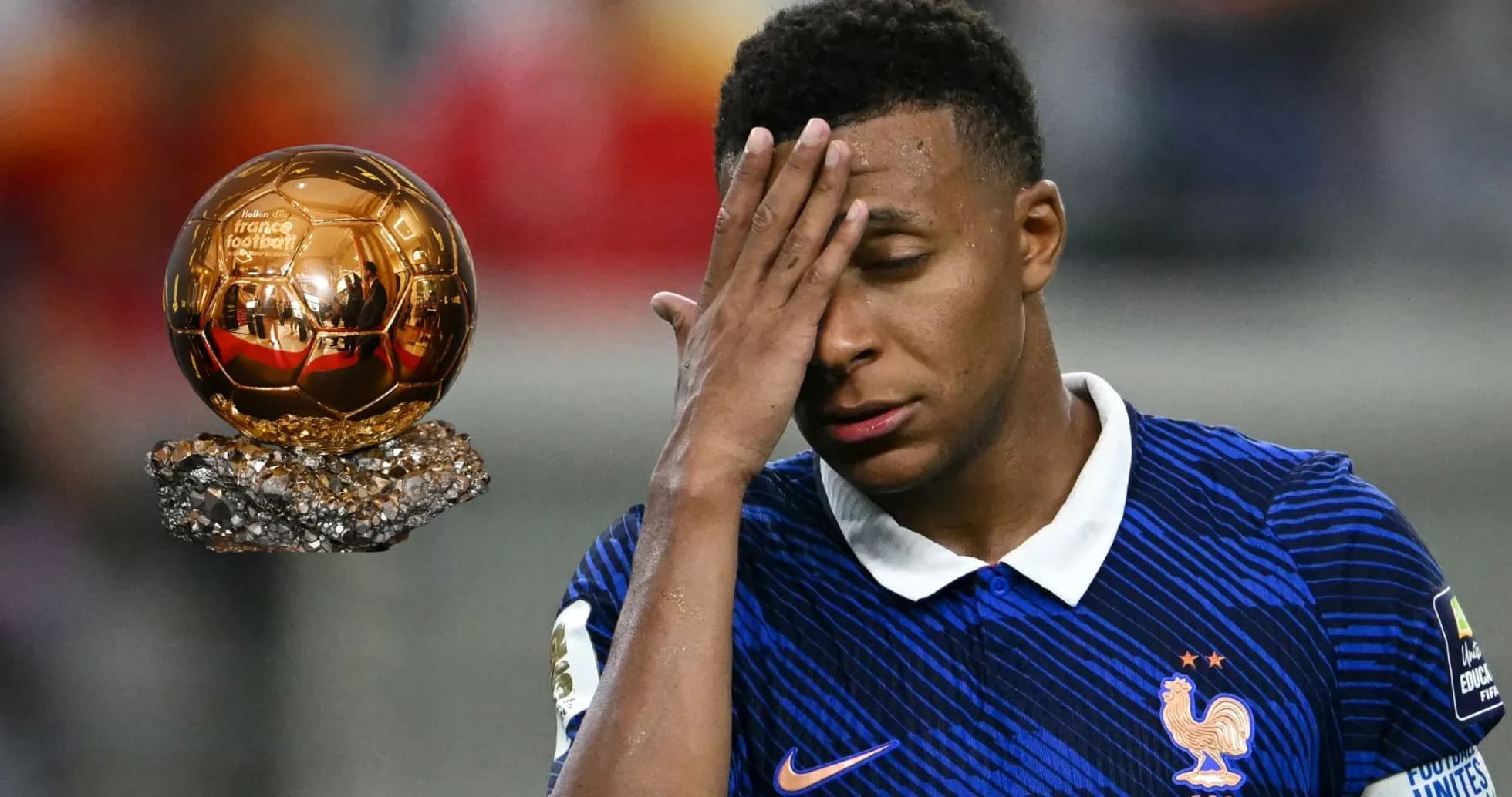 Kylian Mbappé se tenant le front près d'un Ballon d'Or Kylian Mbappé se tenant le front près d'un Ballon d'Or