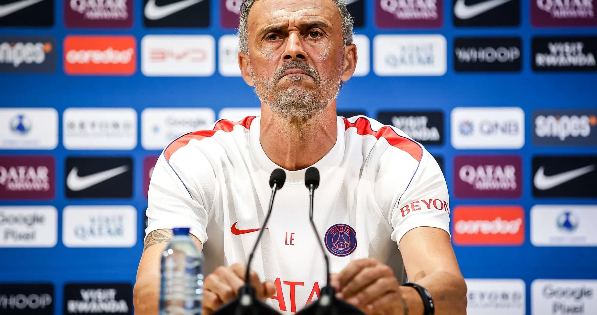 Entraîneur au podium lors d'une conférence de presse Entraîneur au podium lors d'une conférence de presse