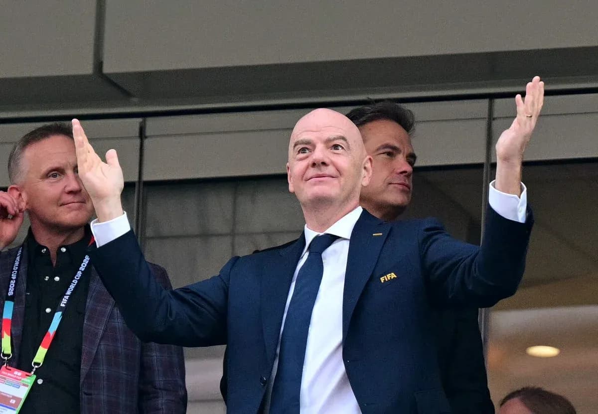 Gianni Infantino saluant depuis une loge lors d'un événement Gianni Infantino saluant depuis une loge lors d'un événement
