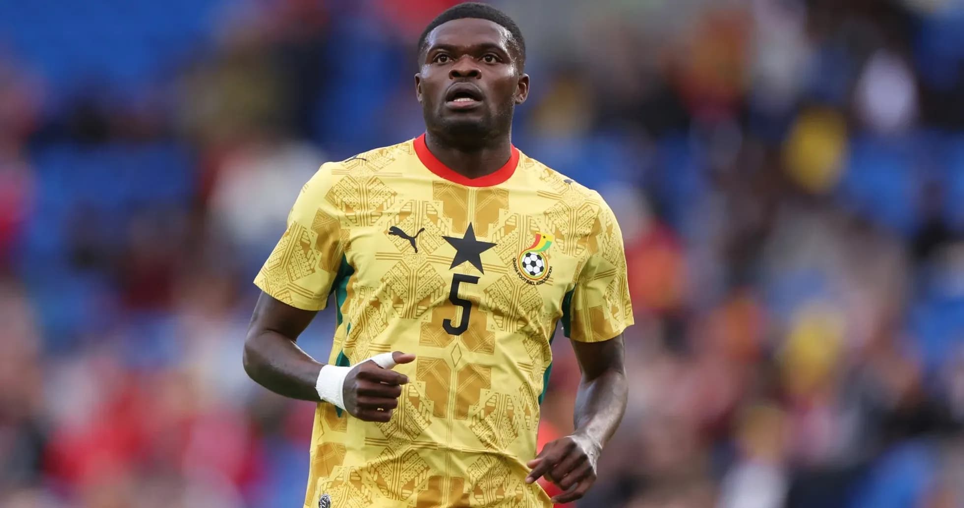 Joueur de football en maillot du Ghana sur le terrain Joueur de football en maillot du Ghana sur le terrain