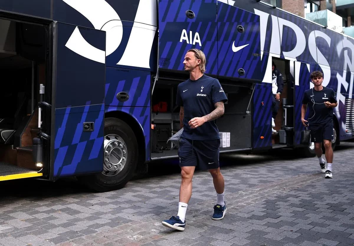 Joueurs de Tottenham sortant du bus d'équipe Joueurs de Tottenham sortant du bus d'équipe