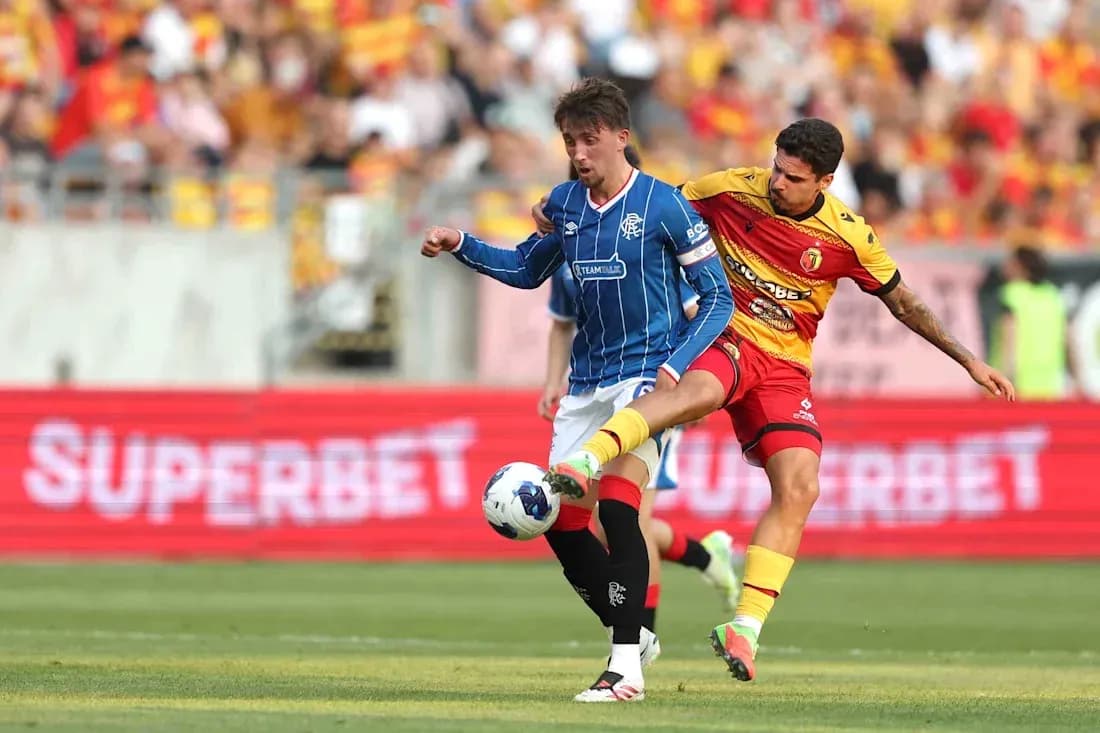 Joueur de Jagiellonia en duel avec joueur de Rangers Joueur de Jagiellonia en duel avec joueur de Rangers