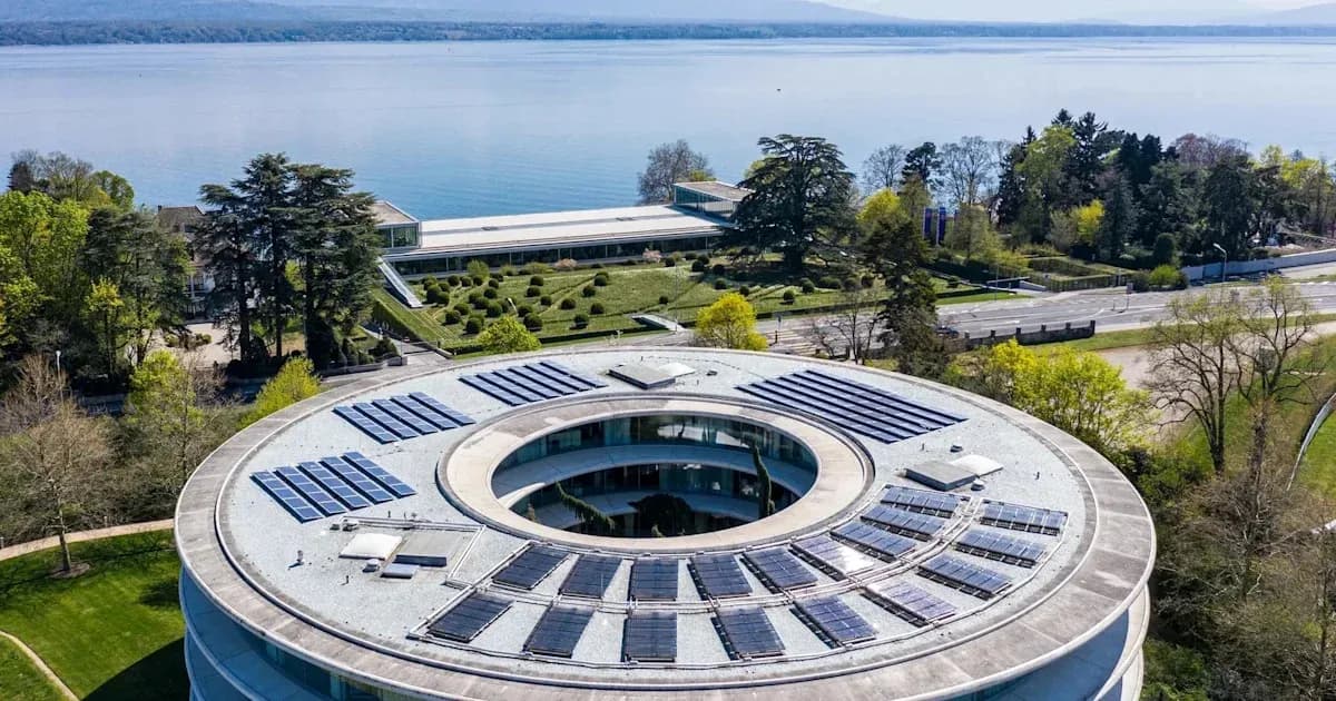 Vue aérienne d'un bâtiment moderne près d'un lac Vue aérienne d'un bâtiment moderne près d'un lac