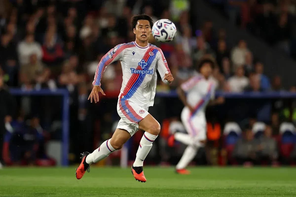 Joueur courant avec le ballon lors d'un match Joueur courant avec le ballon lors d'un match
