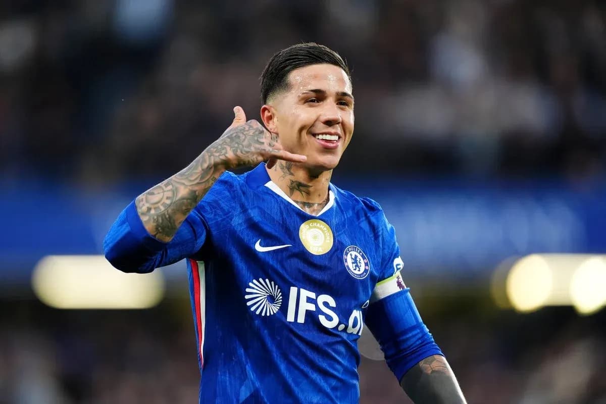 Joueur de Chelsea célébrant avec un geste de téléphone Joueur de Chelsea célébrant avec un geste de téléphone