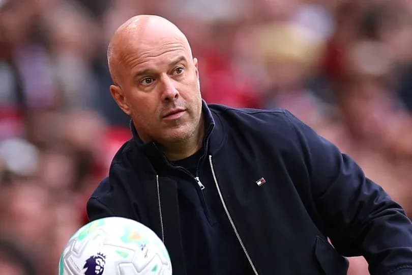 Entraîneur lançant le ballon sur le terrain Entraîneur lançant le ballon sur le terrain