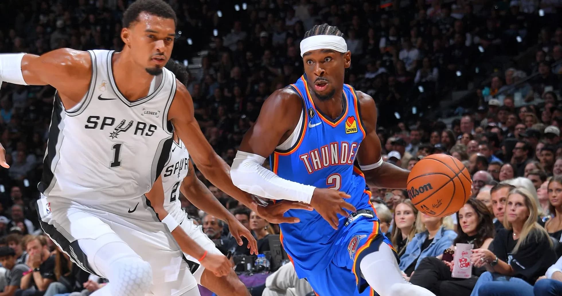 Joueur du Thunder dribblant face aux Spurs Joueur du Thunder dribblant face aux Spurs