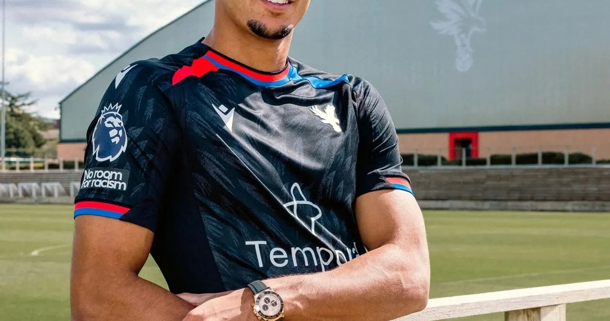 Joueur posant en maillot de Crystal Palace sur terrain Joueur posant en maillot de Crystal Palace sur terrain