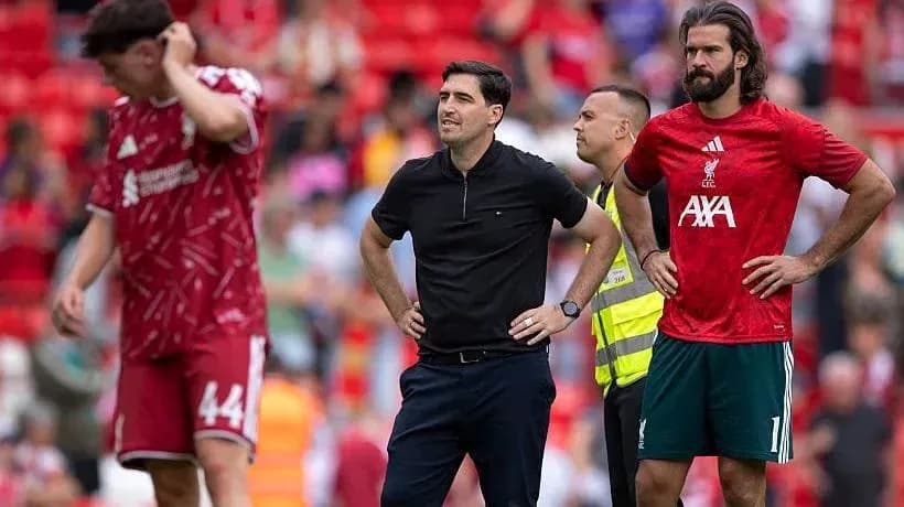 Joueurs et entraîneur de Liverpool sur le terrain Joueurs et entraîneur de Liverpool sur le terrain
