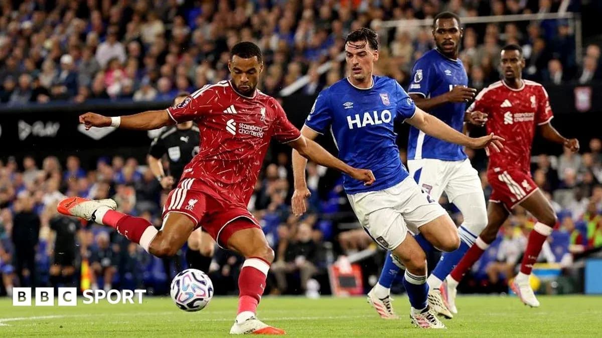 Joueur de Liverpool en train de frapper le ballon Joueur de Liverpool en train de frapper le ballon