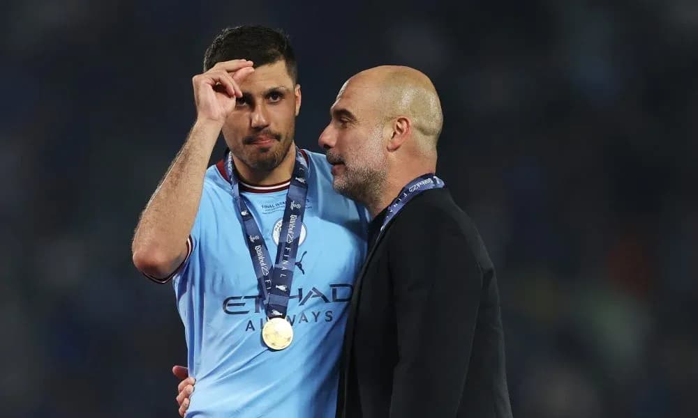 Joueur de Manchester City avec médaille discutant avec entraîneur Joueur de Manchester City avec médaille discutant avec entraîneur